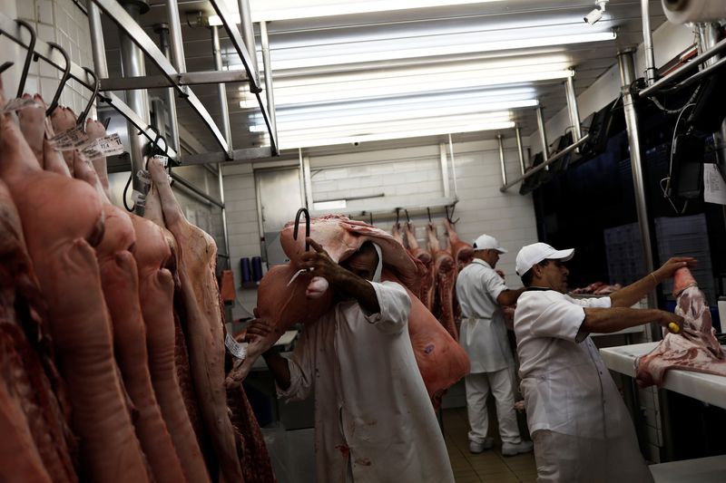 &copy; Reuters. FOTO DE ARCHIVO: Un trabajador lleva un trozo de carne de vacuno dentro de una carnicería en Sao Paulo, Brasil. 27 de junio de 2017.  REUTERS/Nacho Doce/Archivo