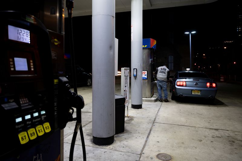 &copy; Reuters. Una persona fa benzina in una stazione di servizio Sunoco a Philadelphia, Pennsylvania, Stati Uniti, 19 febbraio 2022.  REUTERS/Hannah Beier/FILE FOTO