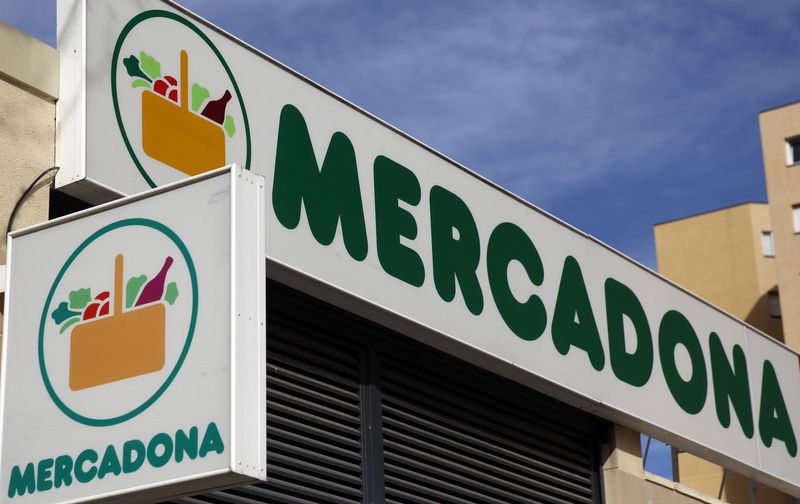 &copy; Reuters. FOTO DE ARCHIVO. El logo de Mercadona, líder del sector minorista en España, cuelga en el exterior de uno de sus supermercados en Madrid, España. 4 de marzo de 2016. REUTERS/Sergio Pérez