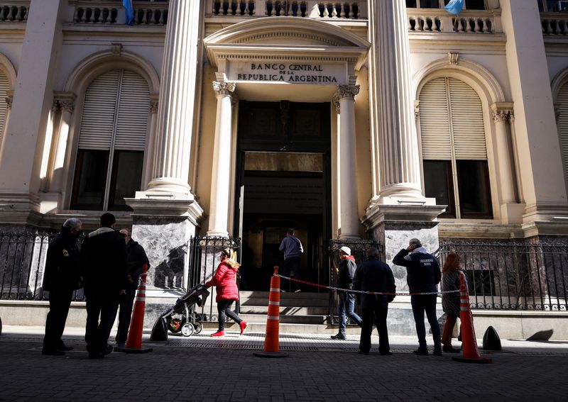 &copy; Reuters. People walk outside Argentina's Central Bank, in Buenos Aires, Argentina July 29, 2022.   REUTERS/Cristina Sille