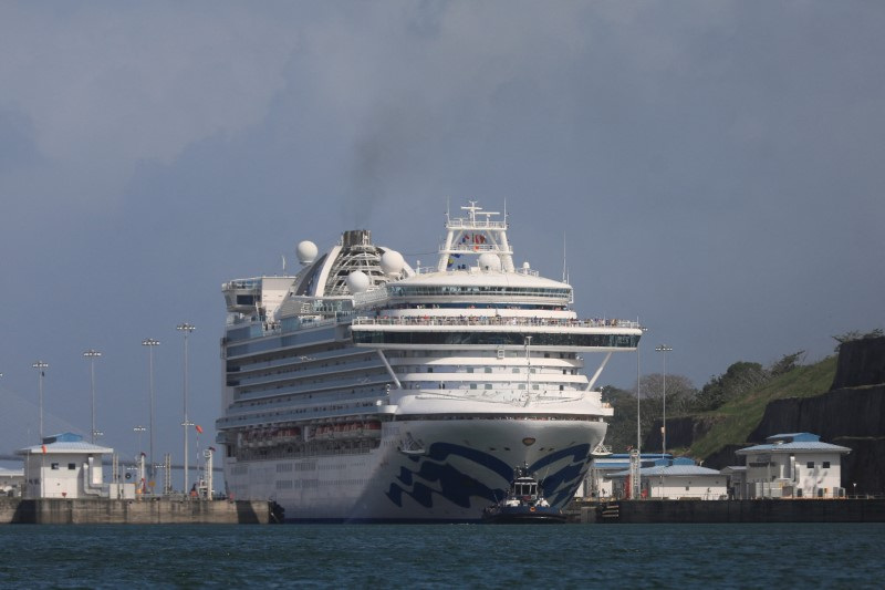 &copy; Reuters. Imagen de archivo. Un crucero es arrastrado por un remolcador en el Lago Gatún, el principal embalse alimentado por lluvia que hace flotar los barcos a través del sistema de esclusas del Canal de Panamá, en Colón, Panamá. 24 de enero de 2024. REUTERS