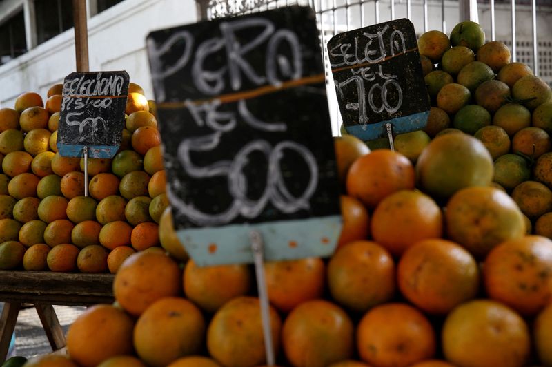 &copy; Reuters. FILE PHOTO: Oranges are displayed for sale at a street market in Rio de Janeiro, Brazil February 15, 2018. REUTERS/Pilar Olivares/File Photo
