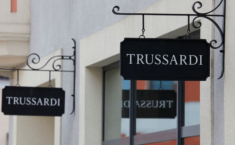 &copy; Reuters. Pannelli con il logo del negozio Trussardi in un centro commerciale presso l'outlet village Belaya Dacha fuori Mosca, Russia, 23 aprile 2016.  REUTERS/Grigory Dukor/Foto d'archivio
