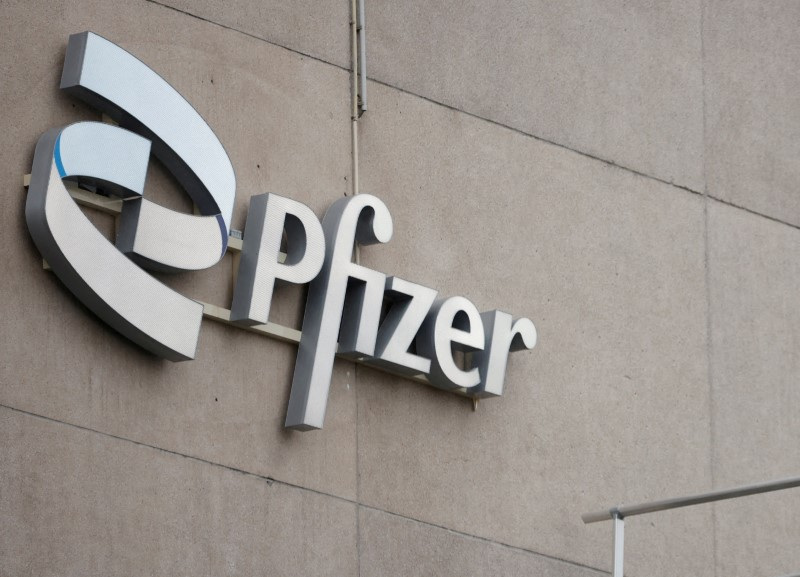 &copy; Reuters. FOTO DE ARCHIVO: El logotipo de la compañía se ve en una oficina de Pfizer en Puurs, Bélgica. 2 de diciembre, 2022. REUTERS/Johanna Geron/Archivo