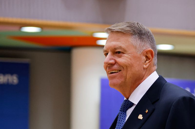 &copy; Reuters. FOTO DE ARCHIVO. El presidente de Rumanía, Klaus Werner Iohannis, asiste a una cumbre de líderes de la Unión Europea y los Balcanes Occidentales, en Bruselas, Bélgica. 13 de diciembre de 2023. REUTERS/Johanna Geron