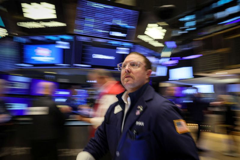 &copy; Reuters. Un trader alla Borsa di New York (Nyse) a New York City, Stati Uniti, 28 febbraio 2024.  REUTERS/Brendan McDermid