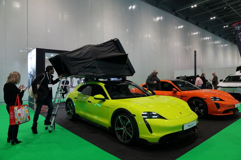 &copy; Reuters. Persone guardano modelli Porsche al London EV Show, a Londra, Regno Unito, 30 novembre 2023. REUTERS/Maja Smiejkowska