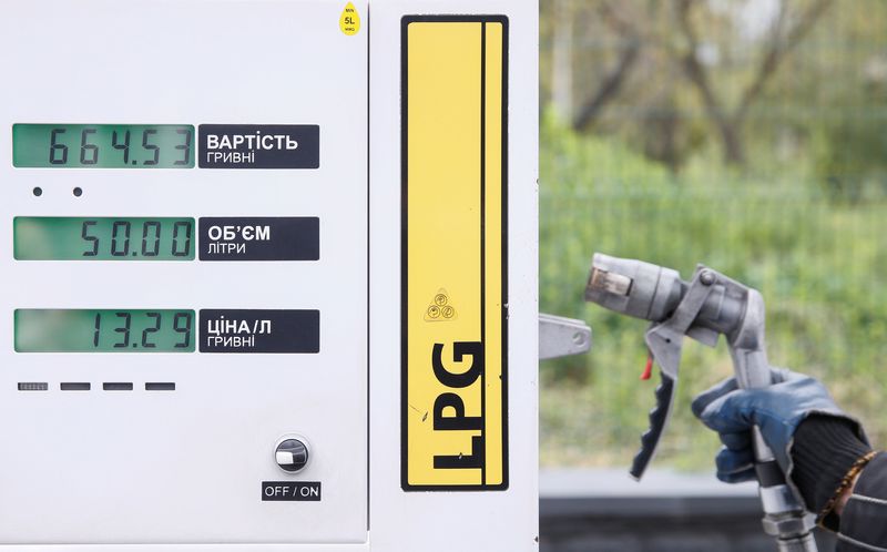 &copy; Reuters. FOTO DE ARCHIVO. Una bomba de gas licuado de petróleo (GLP) en la estación de gas SOCAR Energy en Kiev, Ucrania. 6 de octubre de 2017. REUTERS/Valentyn Ogirenko