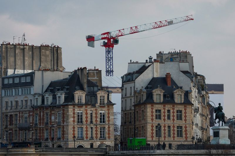 &copy; Reuters. FOTO DE ARCHIVO. Una grúa en obras cerca de edificios de apartamentos residenciales en la Île de la Cité, en París, Francia. 7 de marzo de 2024. REUTERS/Gonzalo Fuentes