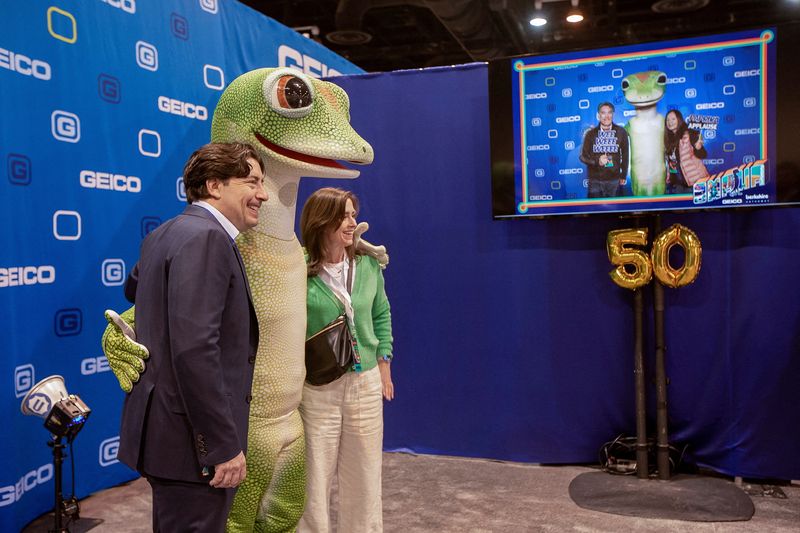 &copy; Reuters. FILE PHOTO: People pose with 'gecko' from GEICO during the Berkshire Hathaway event in Omaha, Nebraska, U.S. May 5, 2023. REUTERS/Rachel Mummey/File Photo