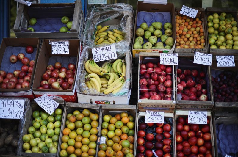 &copy; Reuters. FILE PHOTO: Signs announce vegetables and fruit prices in a green grocery store, as Argentina is battling with an annual inflation heading towards 200%, in Buenos Aires, Argentina January 8, 2024. REUTERS/Agustin Marcarian/File Photo