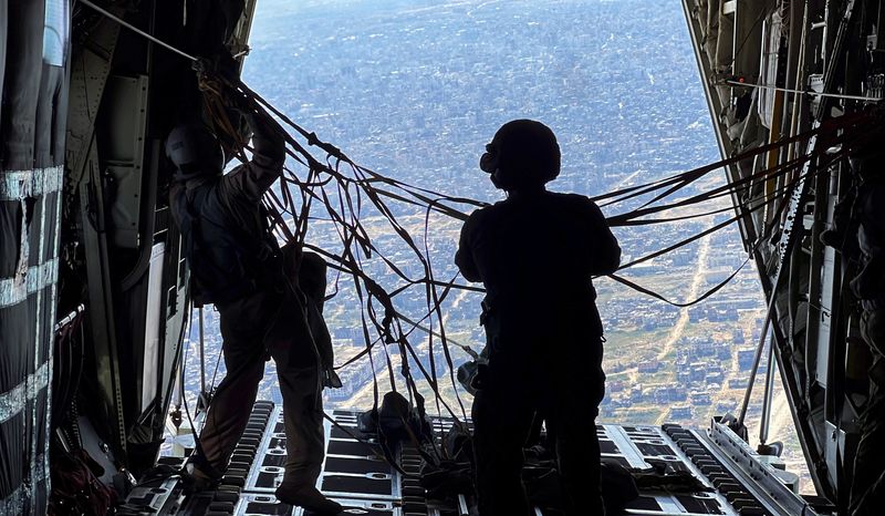 &copy; Reuters. U.S. military personnel air drop aid parcels over Gaza, March 12, 2024. REUTERS/Jehad Shelbak