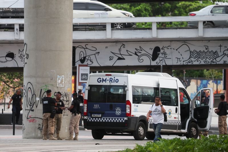 &copy; Reuters. Guardias municipales cerca de la estación terminal de autobuses después de que un hombre secuestrara un autobús con pasajeros, en Río de Janeiro, Brasil, el 12 de marzo, 2024. REUTERS/Pilar Olivares