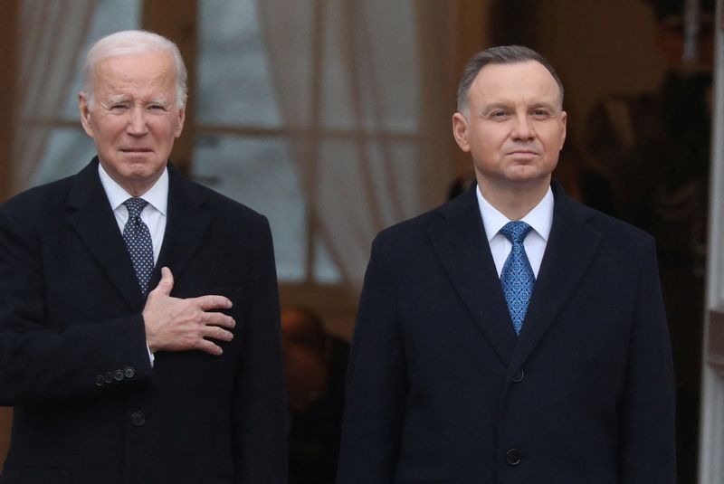 &copy; Reuters.  ３月１２日、バイデン米大統領はホワイトハウスでポーランドのドゥダ大統領らと会談し、米国の同国への支援は揺るぎないと強調した。写真は２０２３年２月、ワルシャワで会談するバ