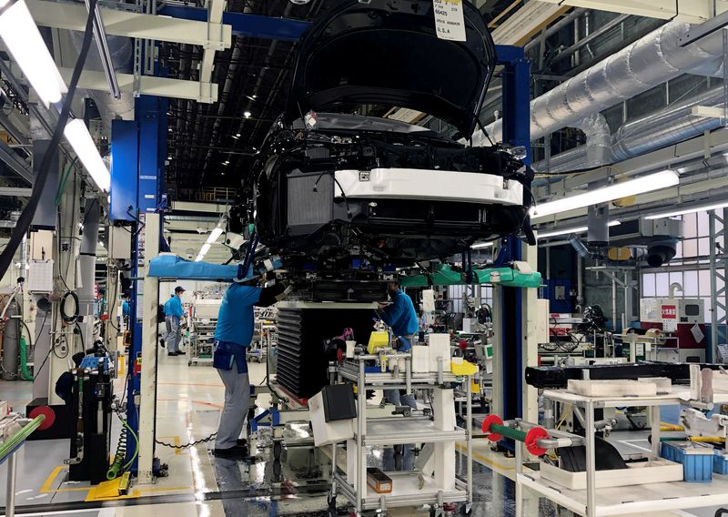 &copy; Reuters. FILE PHOTO: Workers install the fuel cell power system in a Toyota Mirai at a Toyota Motor Corp. factory in Toyota in Aichi Prefecture, Japan, Apriil 11, 2019. Picture taken on April 11, 2019. REUTERS/Joe White/File Photo
