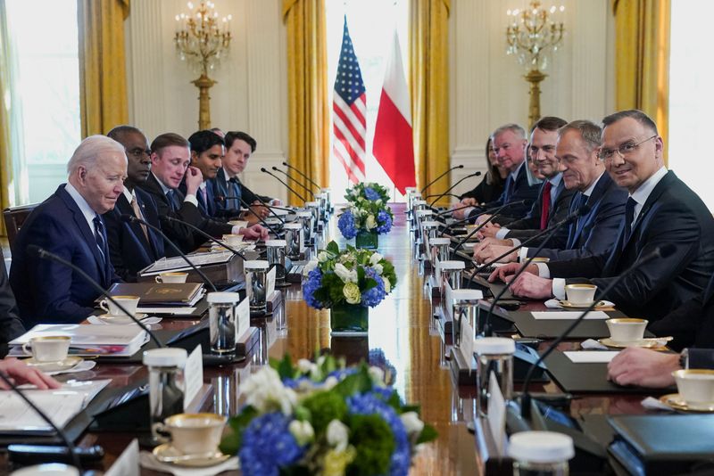 © Reuters. U.S. President Joe Biden meets with Poland's President Andrzej Duda and Poland's Prime Minister Donald Tusk at the White House in Washington, U.S., March 12, 2024. REUTERS/Kevin Lamarque