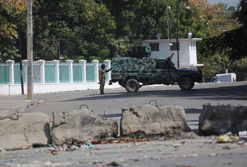 © Reuters. A member of the security forces stands guard outside the Presidential Palace after Haiti's Prime Minister Ariel Henry pledged to step down following months of escalating gang violence, in Port-au-Prince, Haiti March 12, 2024. REUTERS/Ralph Tedy Erol