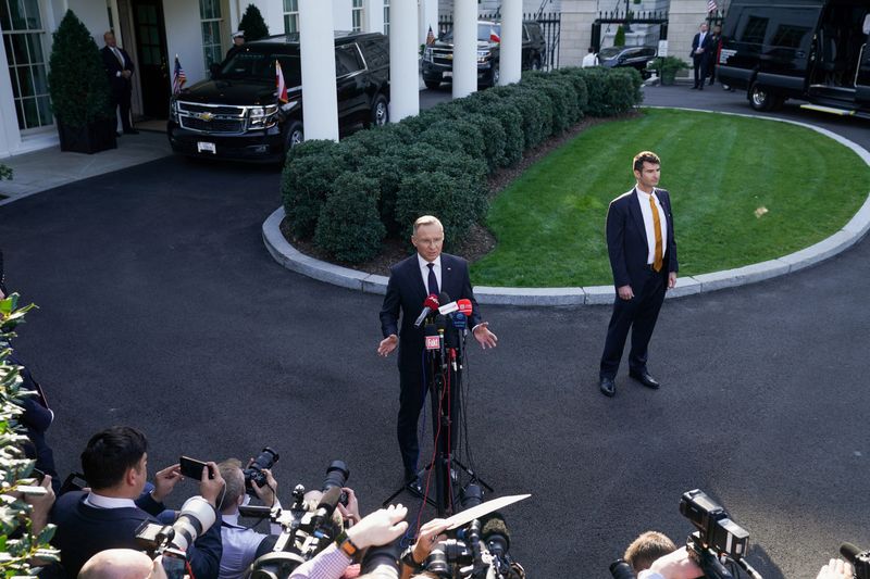 &copy; Reuters. El presidente de Polonia, Andrzej Duda, habla fuera del Ala Oeste tras la reunión con el presidente de EEUU, Joe Biden, en la Casa Blanca en Washington, EEUU, el 12 de marzo,2024. REUTERS/Kevin Lamarque