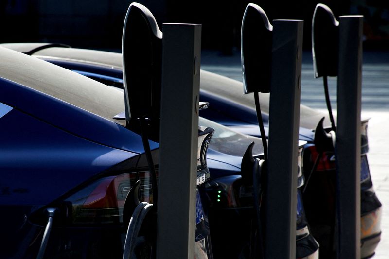 &copy; Reuters. FILE PHOTO: Tesla cars charge at charging stations in Beijing, China, April 18, 2017.  REUTERS/Thomas Peter/File Photo