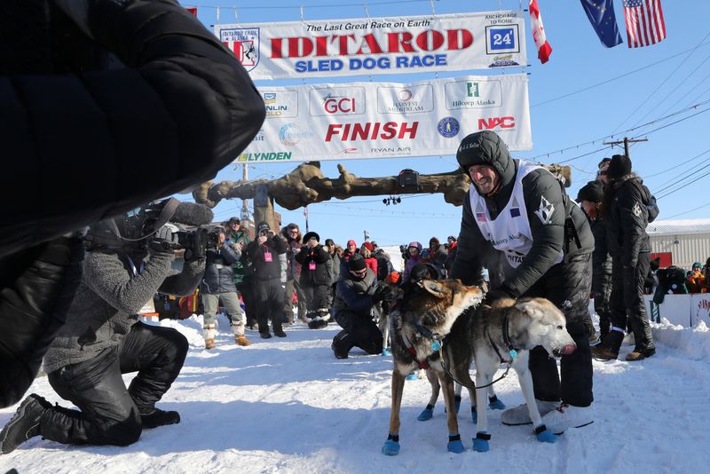 &copy; Reuters. Iditarod champion Dallas Seavey thanks his dog team shortly after winning the 52nd Iditarod Trail Sled Dog Race in Nome, Alaska, U.S. March 12, 2024. Seavey is the first musher to win the race six times.   Diana Haecker/Nome Nugget via REUTERS