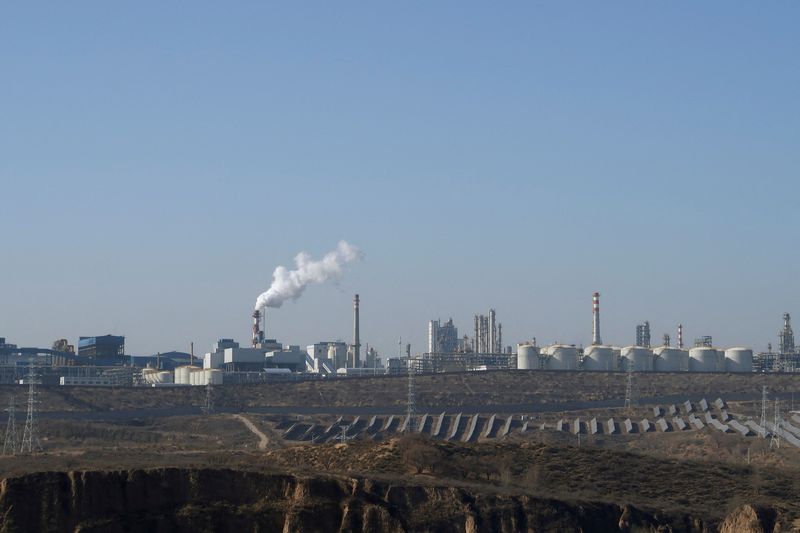 &copy; Reuters. 　３月１２日、中国は昨年、温暖化対策の重要な指標が目標を達成できなかった。写真は２０２３年１１月、陝西省神木の工業地域で撮影（２０２４年　ロイター/Colleen Howe）