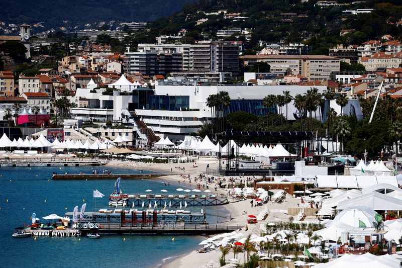 &copy; Reuters. FILE PHOTO: The 76th Cannes Film Festival - Cannes, France, May 16, 2023. A view shows beaches on the Croisette and the Palace festival on the day of the opening ceremony of the film festival. REUTERS/Yara Nardi/File Photo