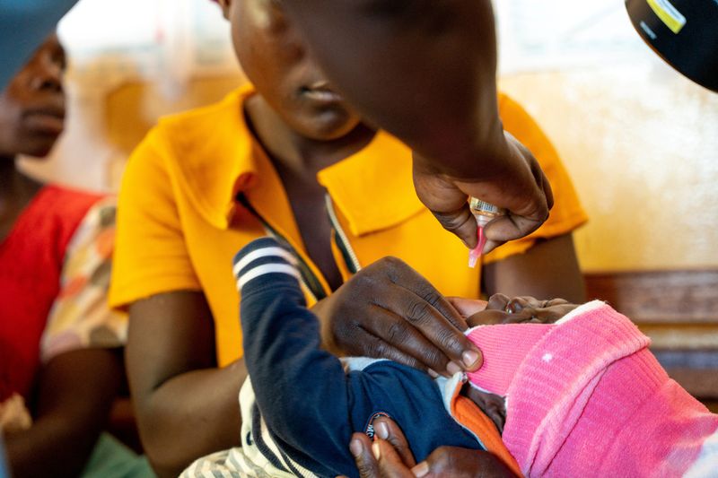 &copy; Reuters. Un enfant reçoit un vaccin oral contre le paludisme au centre de santé Chileka de Lilongwe, au Malawi. /Photo d'archive/Benny Khanyizira/REUTERS/Unicef