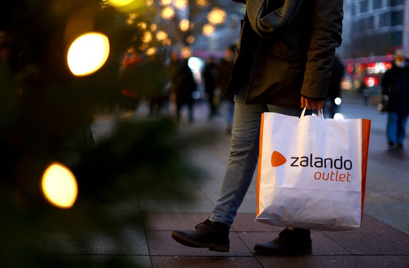 &copy; Reuters. FILE PHOTO: A person with a shopping bag of Zalando outlet  walks along Kurfuerstendamm shopping street looking for bargains on the second weekend of advent in Berlin, Germany, December 3, 2022. REUTERS/Lisi Niesner/File Photo