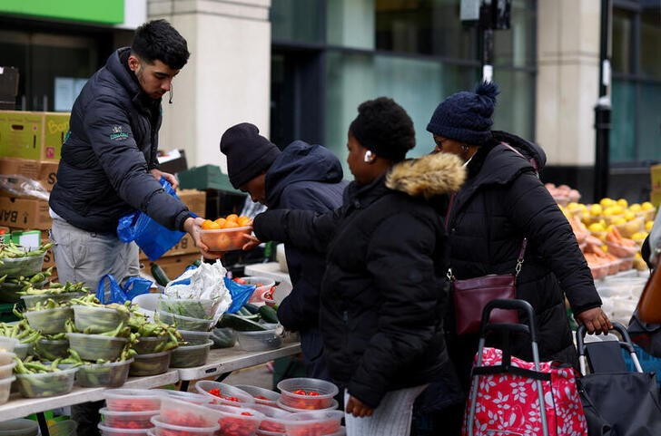 © Reuters. Customers buy fresh produce from a fruit and vegetable stall on Surrey Street market in Croydon, south London, Britain, February 26, 2024. REUTERS/Hannah McKay/files