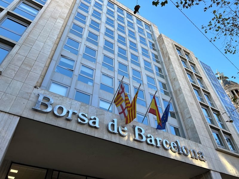 &copy; Reuters. FOTO DE ARCHIVO: La fachada de la Bolsa de Barcelona, España. 22 de diciembre de 2023. REUTERS/Benjamín Mejías Valencia