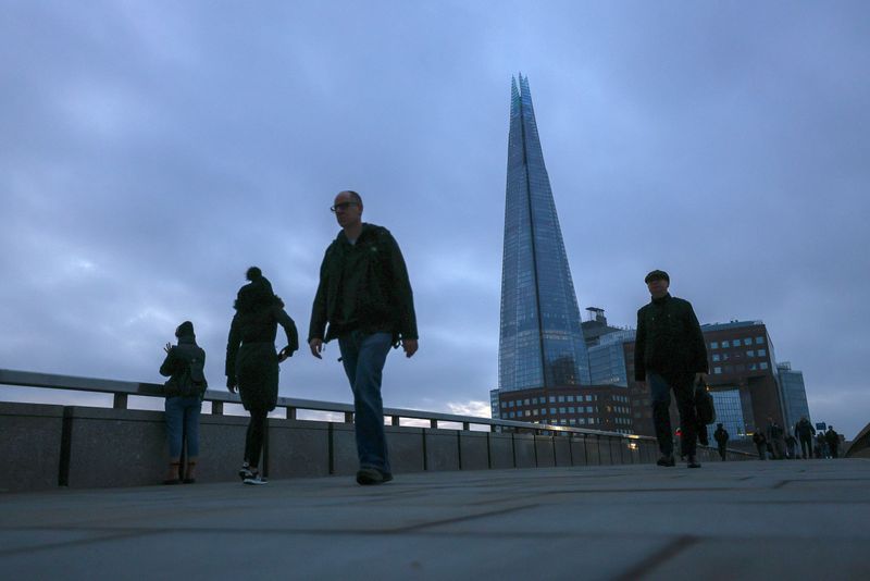 &copy; Reuters. Des piétons traversent le London Bridge à Londres. /Photo prise le 25 novembre 2020/REUTERS/Simon Dawson