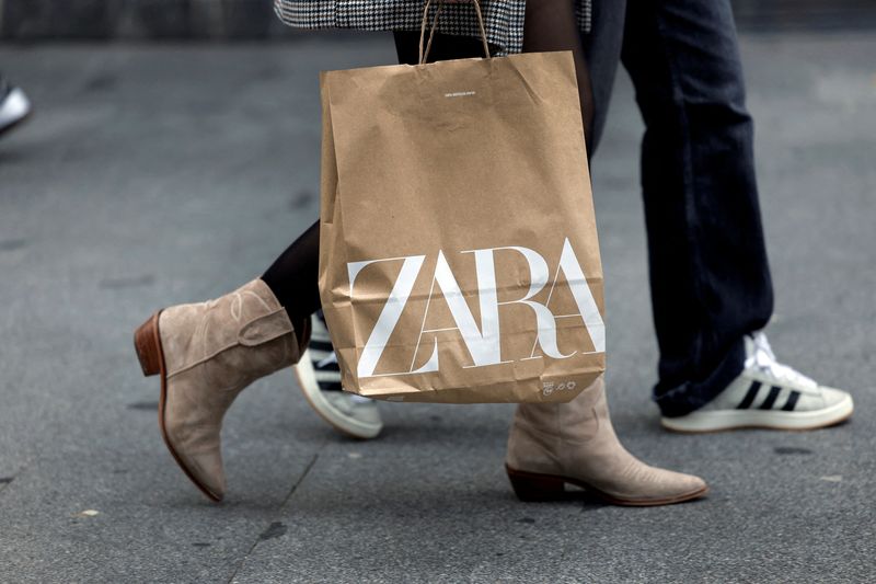 &copy; Reuters. FOTO DE ARCHIVO. Una mujer lleva un bolso de la cadena multinacional española de ropa al por menor Zara, la marca insignia de Inditex, en la Gran Vía de Bilbao, España. 12 de marzo de 2024. REUTERS/Vincent West