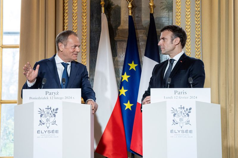 &copy; Reuters. Donald Tusk et Emmanuel Macron lors d'une rencontre à Paris. /Photo prise le 12 février 2024/REUTERS/Christophe Petit Tesson