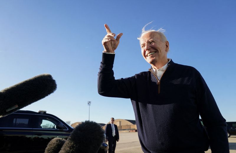 &copy; Reuters. U.S. President Joe Biden speaks to reporters upon his return to Washington, at Joint Base Andrews in Maryland, U.S., March 11, 2024,  REUTERS/Kevin Lamarque