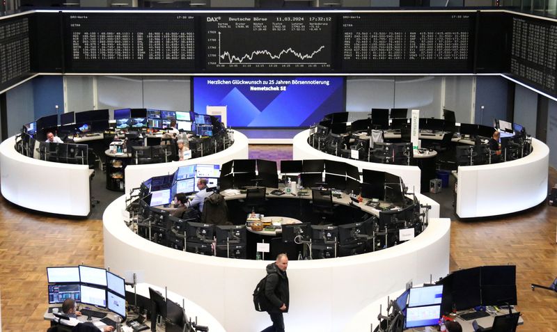 &copy; Reuters. شاشة إلكترونية تعرض بيانات مؤشر داكس الألماني في بورصة فرانكفورت يوم 11 مارس آذار 2024. تصوير: رويترز