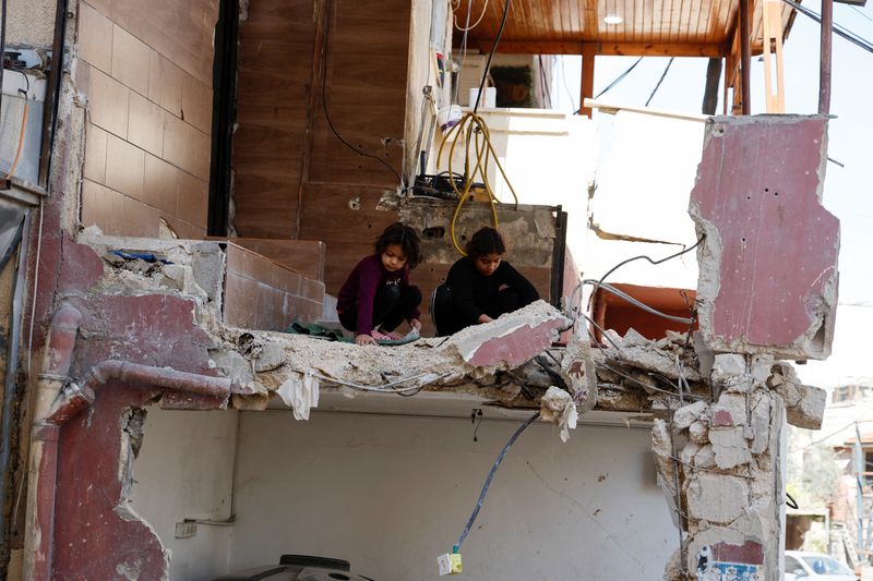 &copy; Reuters. طفلان فلسطينيان يفحصان منزلا متضررا جراء العملية العسكلية للجيش الإسرائليلي في مخيم جنين بالضفة الغربية المحتلة يوم الأربعاء. تصوير: رنين 