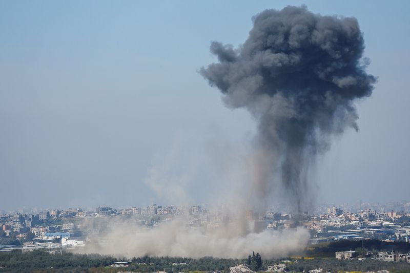 &copy; Reuters. دخان يتصاعد من انفجار في غزة كما يظهر من إسرائيل يوم الأربعاء. تصوير: كارلوس جارسيا رولينز - رويترز.