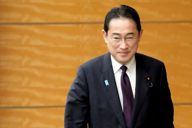 &copy; Reuters. 　３月１３日、岸田文雄首相は、２０２４年の春季労使交渉のこれまでの回答状況を受け「昨年を上回る力強い賃上げの流れができていることを心強く思う」と述べた。官邸で先月８日撮影