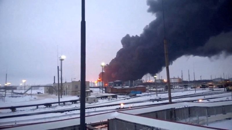 &copy; Reuters. ウクライナは１３日、ロシア各地をドローン（無人機）で攻撃した。攻撃を受けたリャザン製油所、入手したビデオから。（２０２４年　ロイター）