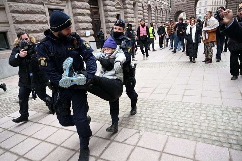 &copy; Reuters. Greta Thunberg es retirada por agentes de policía mientras se manifiesta frente al edificio del Parlamento sueco junto a un grupo de activistas climáticos en Estocolmo, Suecia, 13 de marzo de 2024. Fredrik Sandberg/TT News Agency/vía REUTERS