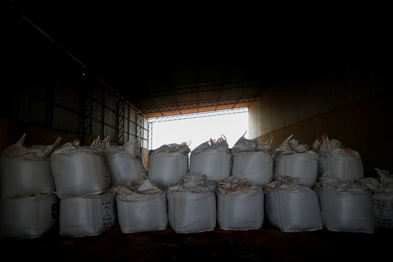 &copy; Reuters. Sacos de fertilizantes em armazém localizado em fazenda de soja em Brasília
15/02/2022 REUTERS/Adriano Machado