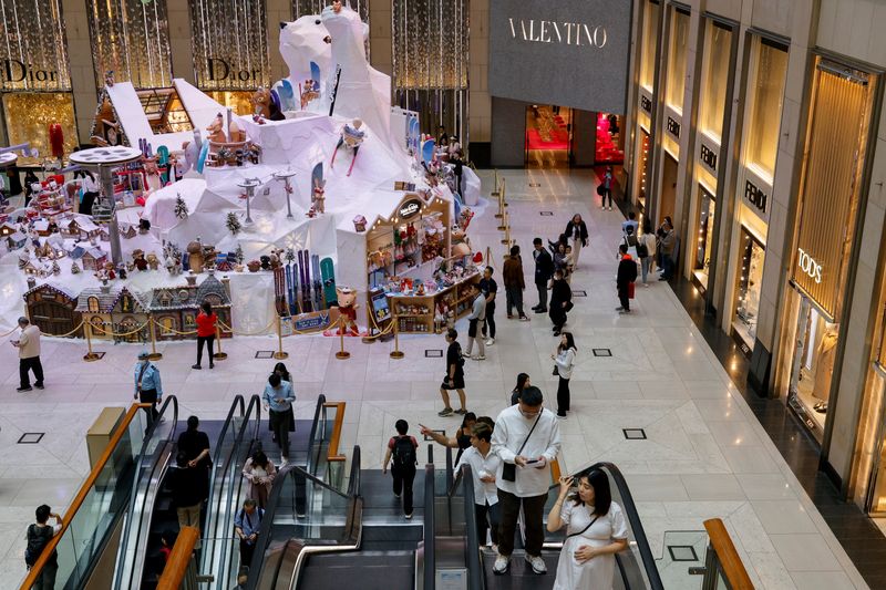 &copy; Reuters. A general view of Landmark, the upscale shopping mall, in Hong Kong, China November 30, 2023. REUTERS/Tyrone Siu/File Photo