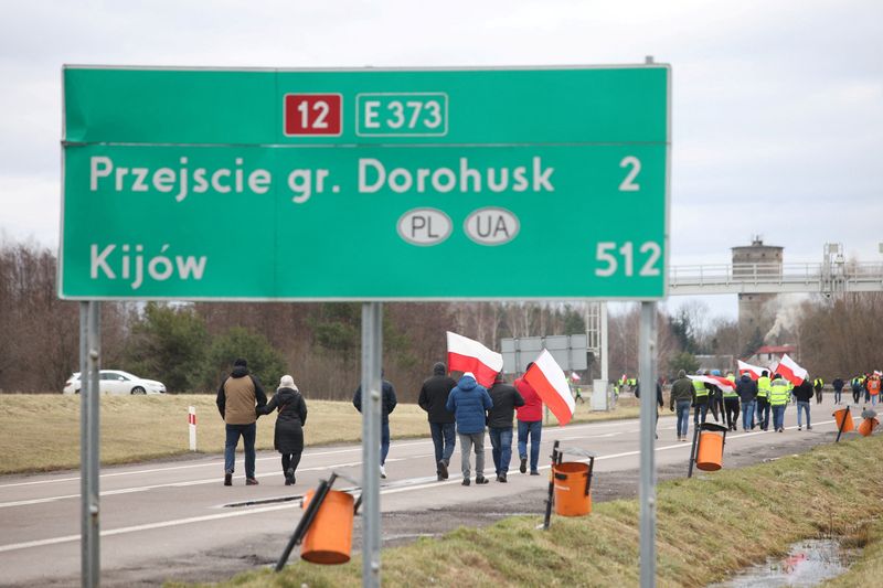&copy; Reuters. FILE PHOTO: Polish farmers protest over price pressures, taxes and green regulation, grievances shared by farmers across Europe and against the import of agricultural produce and food products from Ukraine near the Polish Ukrainian border crossing in Doro