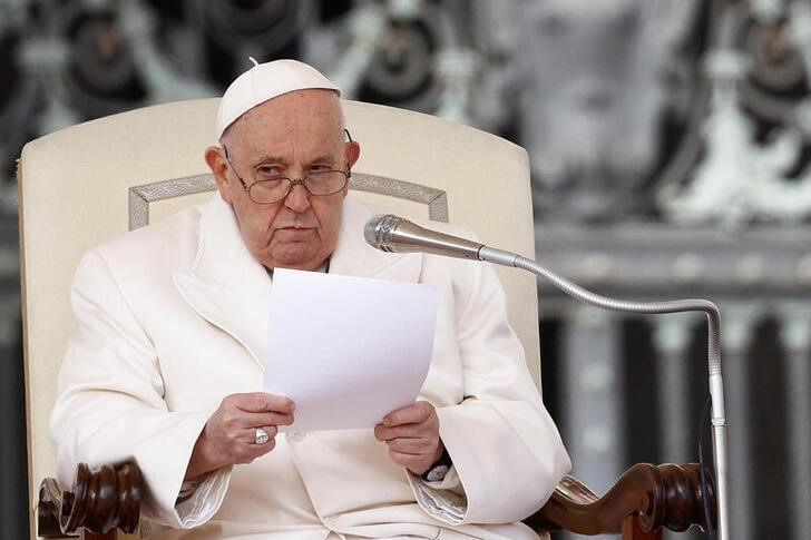 &copy; Reuters. El papa Francisco asiste a la audiencia general semanal en la Plaza de San Pedro del Vaticano, el 13 de marzo de 2024. REUTERS/Guglielmo Mangiapane
