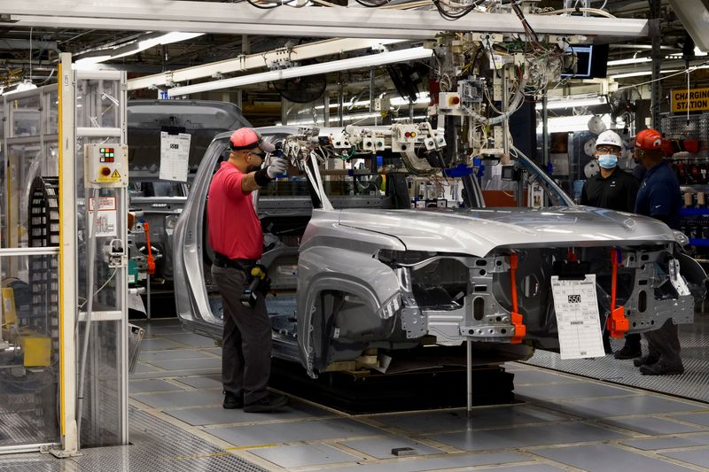 &copy; Reuters. Des employés d'une usine Toyota à San Antonio, aux Etats-Unis. /Photo prise le 17 avril 2023/REUTERS/Jordan Vonderhaar