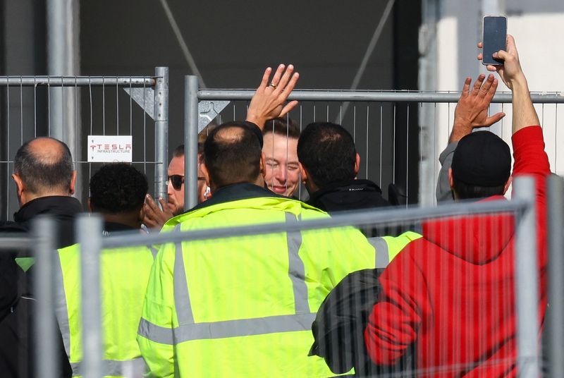 &copy; Reuters. El CEO de Tesla, Elon Musk, visita la gigafactoría europea del fabricante de automóviles después de un incendio provocado en un poste eléctrico cercano detuvo la línea de producción de Tesla durante días, en Gruenheide, cerca de Berlín, Alemania. 