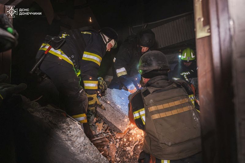 &copy; Reuters. Des pompiers sur le site d'un immeuble touché par un tir de missile russe à Myrnohrad, en Ukraine. /Photo diffusée le 13 mars 2024/REUTERS/Service de presse des services d'urgence ukrainiens de l'oblast du Donetsk
