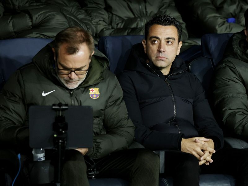 &copy; Reuters. Xavi e auxiliar Oscar Hernández em Barcelona x Napoli
 12/3/2024       REUTERS/Albert Gea