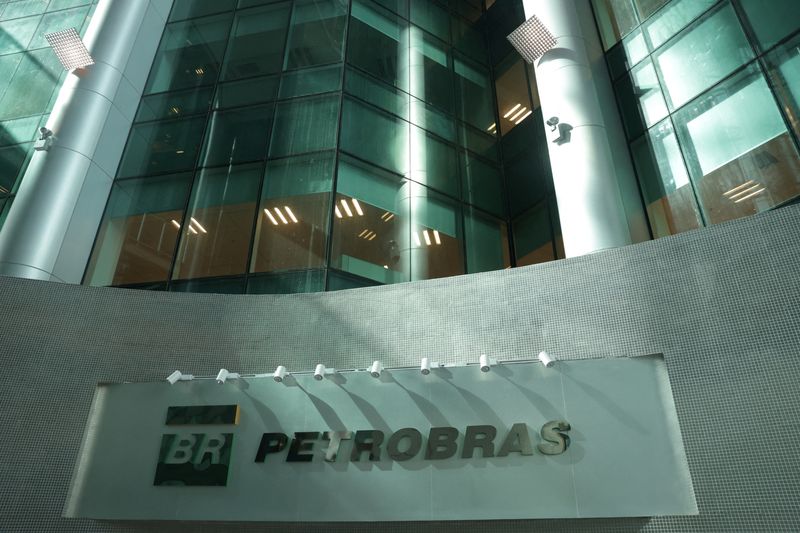 &copy; Reuters. FILE PHOTO: Brazil's state-run oil company Petrobras logo is pictured at its building in Rio de Janeiro, Brazil July 17, 2023. REUTERS/Ricardo Moraes/File Photo