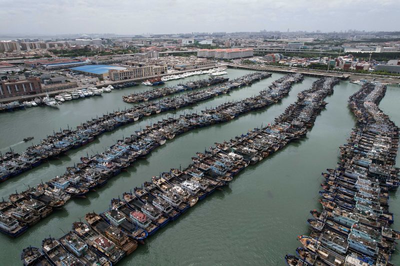 &copy; Reuters. Fishing boats are seen moored at Gaoqi fishing port as typhoon Doksuri approaches, in Xiamen, Fujian province, China July 26, 2023.  cnsphoto via REUTERS/File Photo
